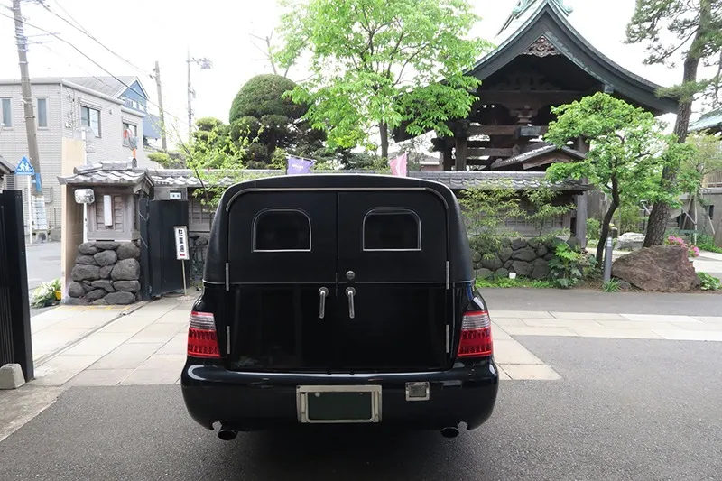 自宅から出棺した後にホールへ移送